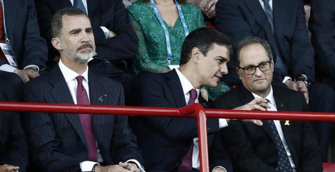 El rey Felipe VI junto al presidente del Gobierno Pedro Sánchez (c), y el presidente de la Generalitat Quim Torra (d), durante la inauguración de los XVIII Juegos Mediterráneos. (JESÚS DIGES | EFE)