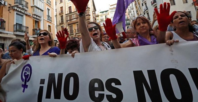 Manifestación en Pamplona en protesta por la puesta en libertad bajo fianza de los cinco miembros de 'La Manada'. EFE/ Villar López