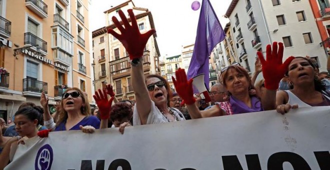 Manifestación en Pamplona en protesta por la puesta en libertad bajo fianza de los cinco miembros de 'La Manada'. EFE/ Villar López