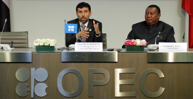 El ministro de los Emiratos Árabes Unidos y presidente de la OPEP, Suhail Mohamed Al Mazrouei, con el secretario general del cártel, Mohammad Barkindo, en la rueda de prensa tras la reunión de los países productores de petróleo en Viena. REUTERS/Heinz-Pet