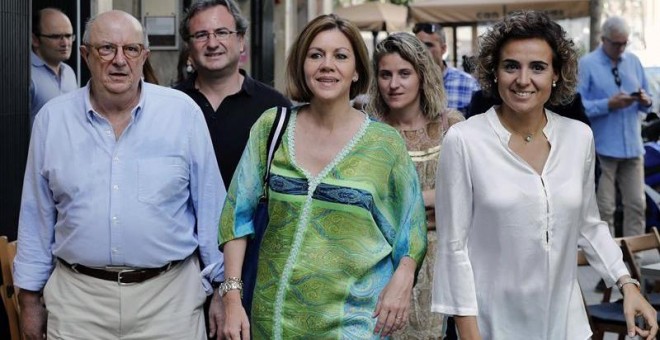 La secretaria general del PP y candidata a presidir el partido, María Dolores de Cospedal (c), acompañada, entre otros, de la ex ministra Dolors Montserrat, protagonizó este mediodía un acto de campaña con afiliados y simpatizantes en la sede del PP en Ba