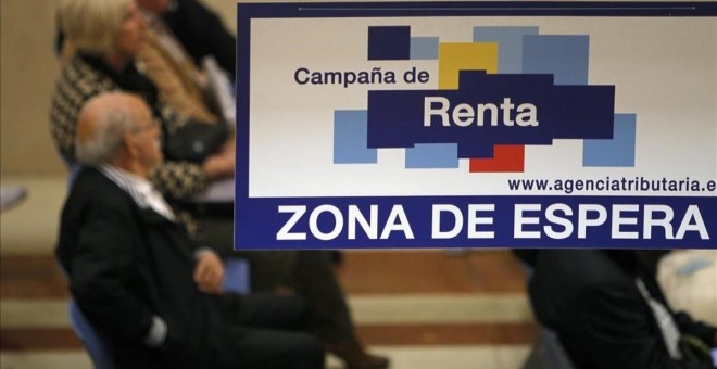 Una oficina de la Agencia Tributaria (AEAT) durante una campaña de la declaración de la renta. EFE/Pérez Cabeza