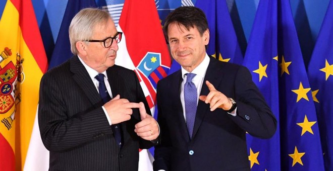Juncker y Conte, en Bruselas este domingo. Geert Vanden Wijngaert