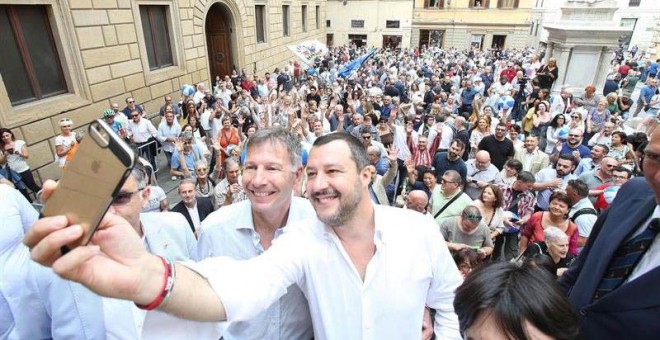 El ministro de Interior italiano, Matteo Salvini, a la derecha de la imagen, posa junto al candidato a la alcaldia de Siena Luigi De Mossi en Siena al cierre de la campaña. (Fabio di Pietro | EFE)