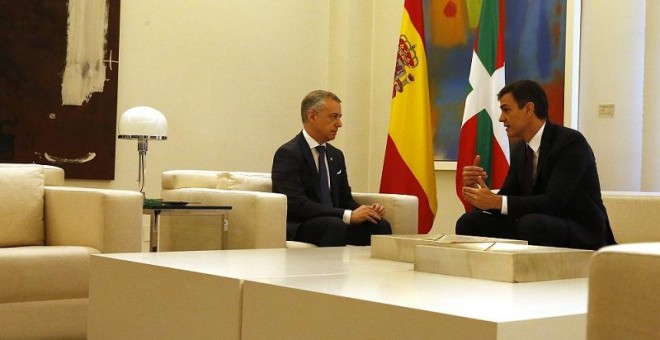 El presidente del Gobierno, Pedro Sánchez, y el presidente del Gobierno Vasco, Iñigo Urkullu, durante una reunión. / LA MONCLOA