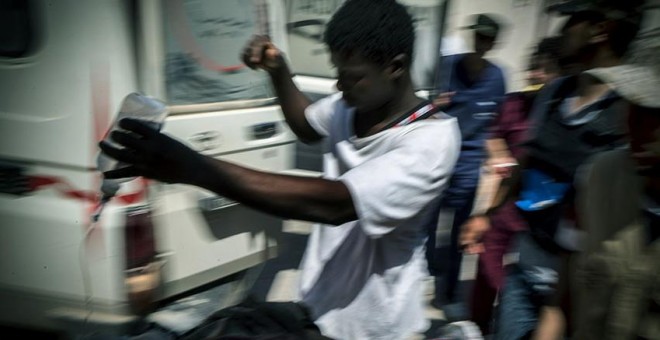 Alí,un refugiado nigerino en plena faena durante la batalla contra el estado Islámico en Sirte. / RICARDO GARCÍA VILANOVA