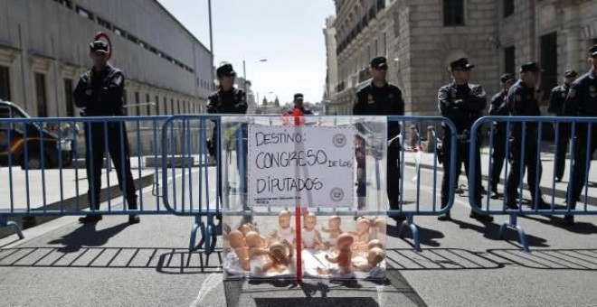 Acción de la plataforma PPiiNA reclamando permisos de paternidad y maternidad iguales e intransferibles en la entrada del Congreso / PPiiNA