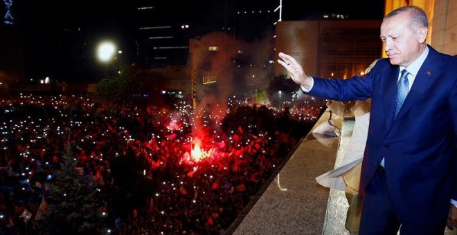 25/06/2018.- El presidente turco, Recep Tayyip Erdogan, saluda a sus simpatizantes tras el cierre de los colegios electorales en las elecciones parlamentarias y presidenciales en Ankara (Turquía). EFE/Presidencia de Turquía