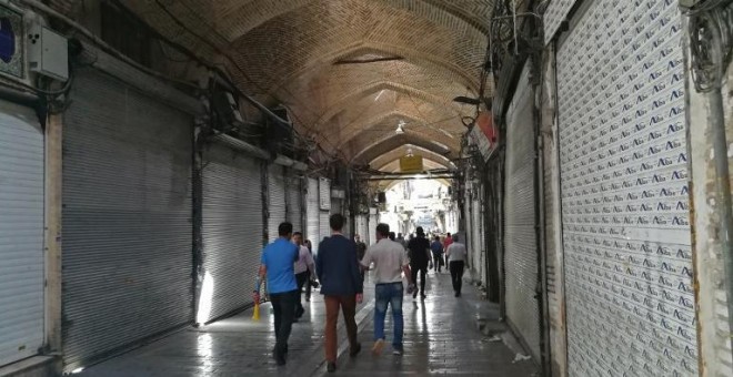 Los dueños de tiendas del Gran Bazar cerraron sus tiendas para protestar contra la depreciación de la moneda iraní. - AFP / ATTA KENARE