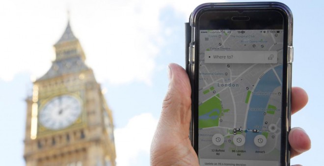 Imagen de archivo de un móvil con la aplicación de Uber en el centro de Londres, Inglaterra. 22/09/2017. REUTERS/Toby Melville