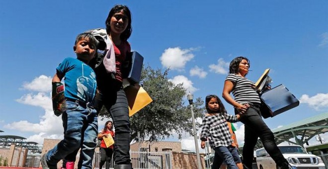 Familias migrantes son procesadas en la Estación Central de Autobuses antes de ser trasladadas a Caridades Católicas, en McAllen, Texas (EEUU).-  EFE/LARRY W. SMITH