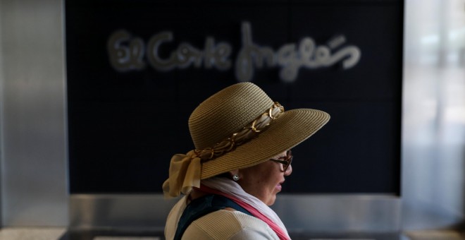 Una mujer, junto a una de las tiendas de El Corte Inglés en Madrid. REUTERS/Susana Vera