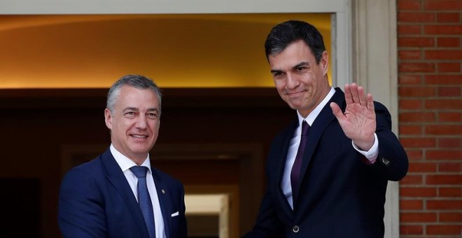 El presidente del Gobierno, Pedro Sánchez, saluda al lehendakari, Íñigo Urkullu, antes de la reunión que ambos han mantenido en el Palacio de la Moncloa. EFE/Chema Moya
