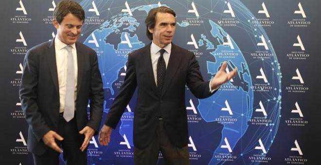 El ex primer ministro de Francia Manuel Valls, junto al expresidente del gobierno español José María Aznar (d), durante la clausura la III Semana Atlántica del IADG donde pronuncia la conferencia magistral 'La importancia de los valores en la política', h