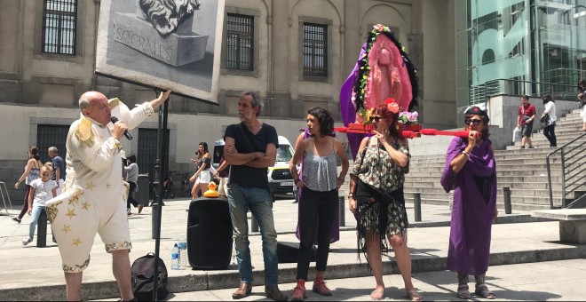 (De izq. a der.) El humorista Leo Bassi, el actor Willy Toledo y las defensoras del 'coño insumiso' durante un acto protesta en Madrid, frente al Museo Reina Sofía. / J.G