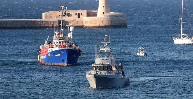Una embarcación de patrulla de las Fuerzas Armadas de Malta (d) escolta al buque de salvamento de la ONG Lifeline (i) con unos 230 inmigrantes a bordo a su llegada al Gran Puerto de La Valeta (Malta).- EFE/DOMENIC AQUILINA