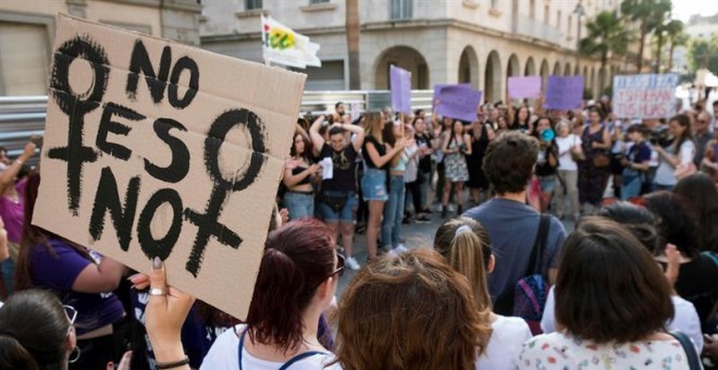 22/06/2018.- Manifestación en Huelva en protesta por la puesta en libertad bajo fianza de los cinco miembros de la Manada, condenados a nueve años de prisión por un delito de abuso sexual de una joven madrileña durante los Sanfermines de 2016. EFE/ Julián