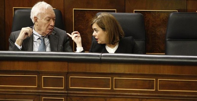 El ministro Margallo junto a Sáenz de Santamaría en el Congreso. EP