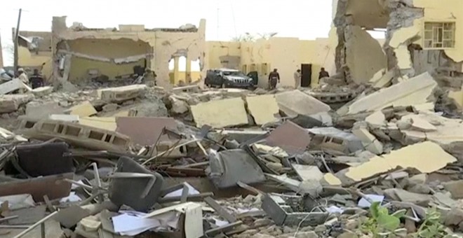 Imágenes de los destrozos provocados por un ataque contra los cuarteles de la fuerza G5 Sahel en Mali./REUTERS