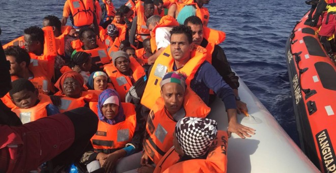 Imagen de la embarcación rescatada frente a las costas libias por el barco Open Arms.- PROACTIVA OPEN ARMS