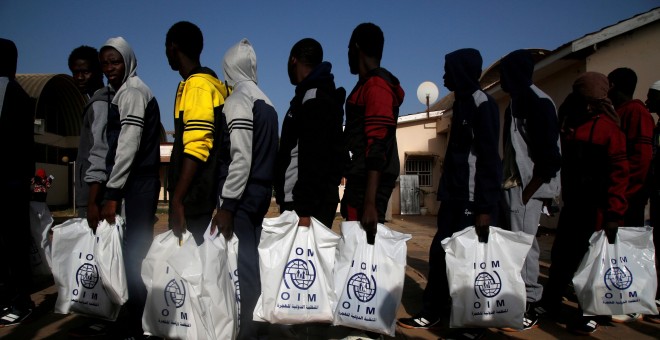Un grupo de personas migrantes, de origen gambiano, se embarca en un vuelo de retorno voluntario a su países desde Libia, gestionado por la OIM.- REUTERS/Luc Gnago/File Photo