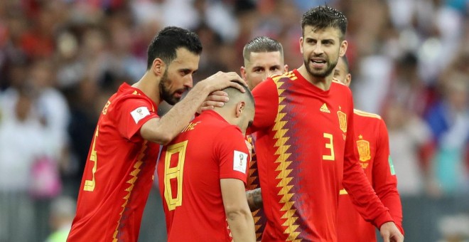 Los jugadores de la selección española tras quedar eliminados frente a Rusia en los penaltis. -REUTERS