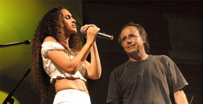 Noa y Joan Manuel Serrat, durante uno de sus conciertos en Córdoba en 2015 - EFE/ARCHIVO