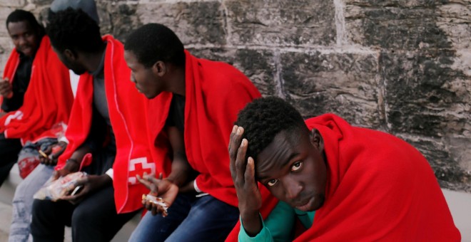 Varios migrantes en el puerto de Tarifa (Cádiz), tras ser rescatados el pasado sábado cuando viajaban en un patera.- REUTERS/JON NAZCA