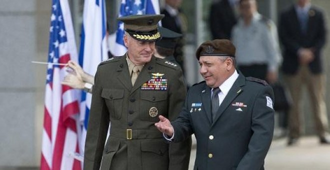 El jefe del ejército israelí Gadi Eizenkot, a la derecha, y su homólogo estadounidense Joseph Dunford en una imagen de archivo. / AFP - JACK GUEZ