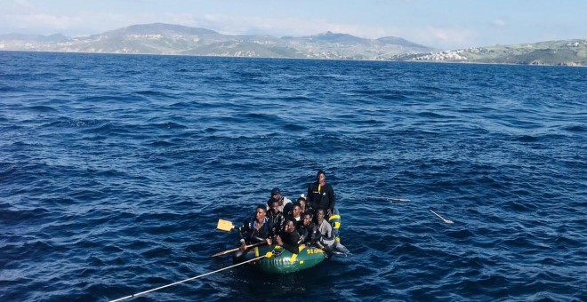Migrantes a borde de una embarcación en aguas del Estrecho. / Salvamento Marítimo