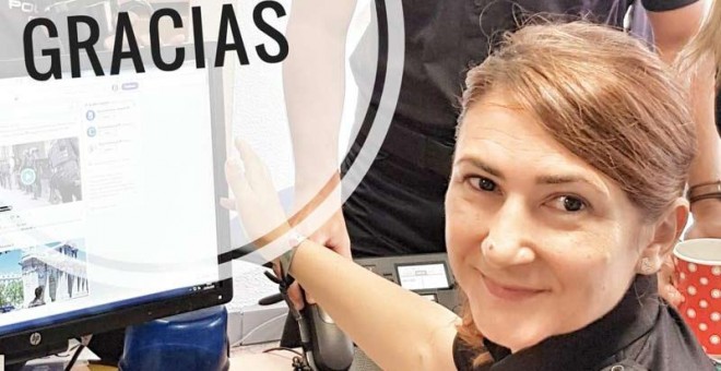 Carolina González, la 'community manager' de la Policía que ha fichado Pedro Sánchez, en la foto que han colgado sus compañeros en la cuenta de Twitter de la Policía. (@Policía | Twitter)