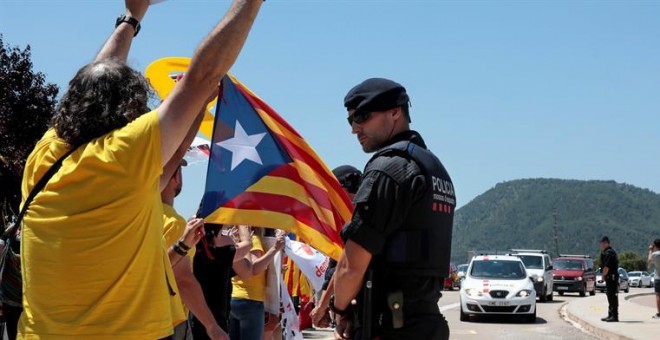 04/07/2018.- Llegada este mediodía de los presos Jordi Cuixart, Jordi Sánchez, Raul Romeva y Oriol Junqueras en dos furgonetas al centro penitenciario Els Lledoners, en donde grupos de simpatizantes y CDR les dieron la bienvenida acordonados por efectivos