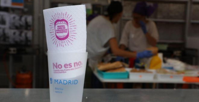 Servilleta y vaso repartidos en los bares situados junto a las verbenas populares. / Fotografía cedida por el Ayuntamiento de Madrid