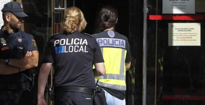 Policías en el Ayuntamiento de Torrelodones en el marco de la Operación Enredadera. EFE/Paolo Aguilar