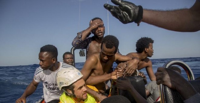 Un grupo de personas es rescatada en frente a las costas de Libia por miembros de la ONG Sea-Watch.- AFP/ Alessio Paduano