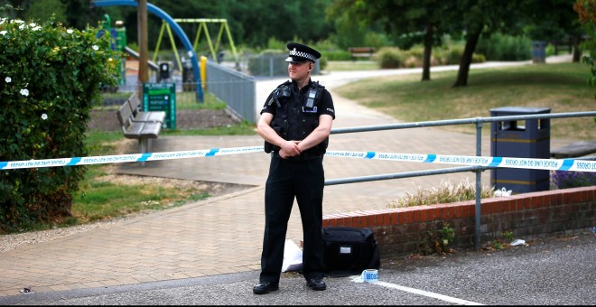 Un policía vigila los Queen Elizabeth Gardens después de que dos ciudadanos británicos hayan sido envenenados en Salisbury. /REUTERS