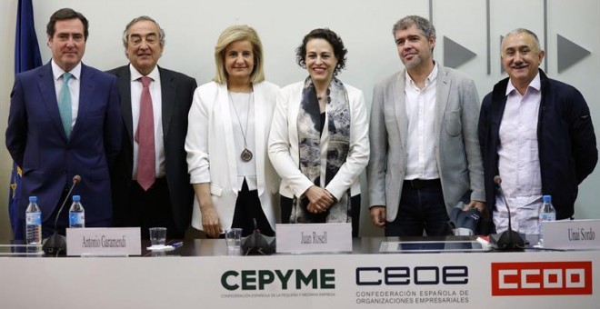 05/07/2018.- El presidente de CEPYME Antonio Garamendi (i), el presidente de la CEOE Juan Rosell (2i), la exministra de Empleo Fátima Bañez (3d), la ministra de Trabajo Magdalena Valerio (3i), el secretario general de CCOO Unai Sordo (2d), y el secretario