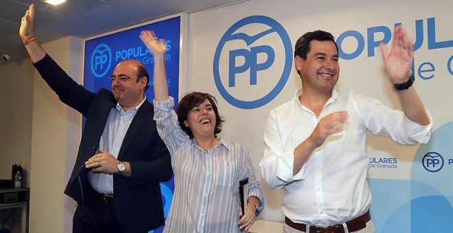 Sáenz de Santa María y Juanma Moreno (d), en un encuentro con los afiliados en Granada hace unos días. EFE/Pepe Torres