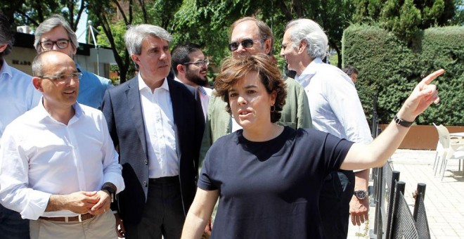 Soraya Sáenz de Santamaría, durante un acto con militantes en Coslada, Madrid. EFE