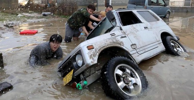 Tareas de rescate en Kurashiki, Japón, tras las lluvias torrenciales. EFE/EPA/Jiji Press