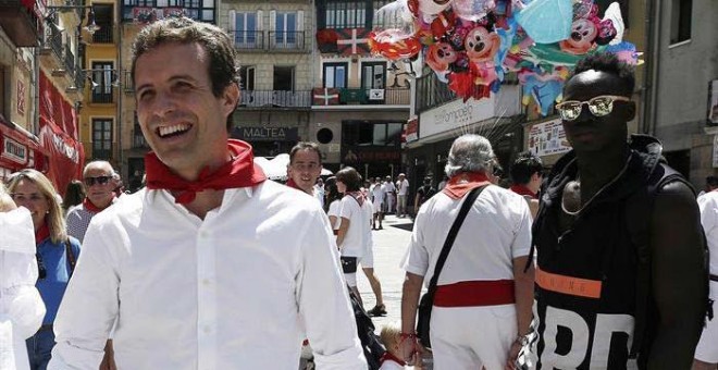 Pablo Casado, de paseo por Pamplona en plenos Sanfermines para promocionar su candidatura. (JESÚS DIGES | EFE)