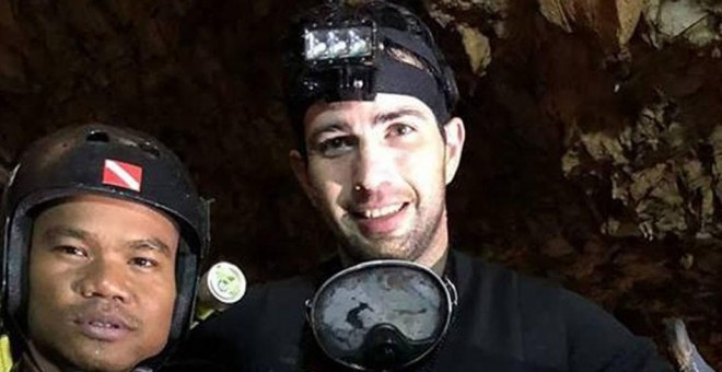 El español Fernando Raigal durante las labores de rescate de los niños atrapados en la cueva tailandesa.
