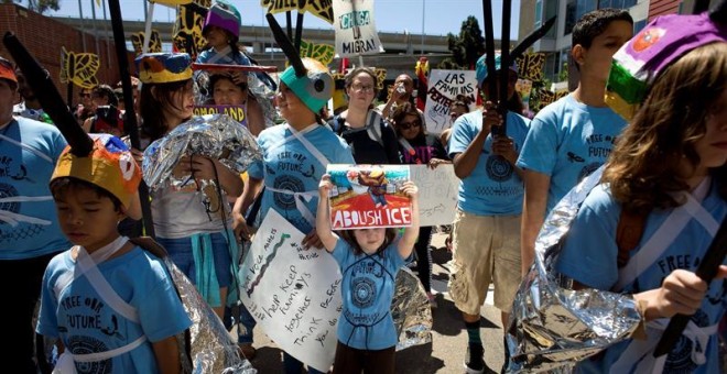 03/07/2018. Niños participan de una marcha durante la movilización nacional contra la política de Tolerancia Cero hacia inmigrantes hoy, martes 2 de julio de 2018, en San Diego, California (EE.UU.). Varios miles de personas marcharon en el palacio de just