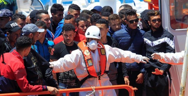 Un operario de Salvamento Marítimo controla la bajada de los setenta inmigrantes rescatados hoy en aguas del estrecho de Gibraltar cuando viajaban en una patera y que han sido trasladados al puerto de Tarifa (Cádiz). EFE/A.Carrasco Ragel