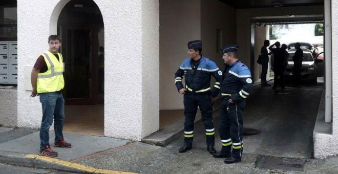 Policías franceses custodian la entrada al edificio de Pau donde ocurrieron los hechos. (AFP)