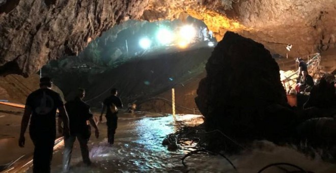 Personal de rescate en la cueva en Tailandia donde estaban atrapados doce menores y su entrenador. - REUTERS