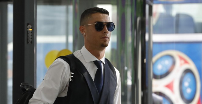 Cristiano Ronaldo en el aeropuerto de Moscú, a punto de regresar a Portugal tras ser eliminado del Mundial. /REUTERS
