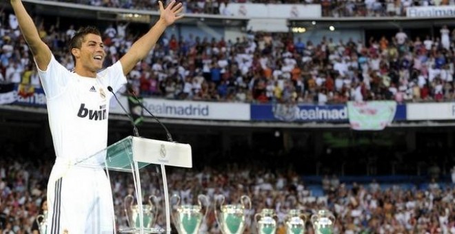Cristiano, durante su presentación en julio de 2009 en un abarrotado Santiago Bernabéu.