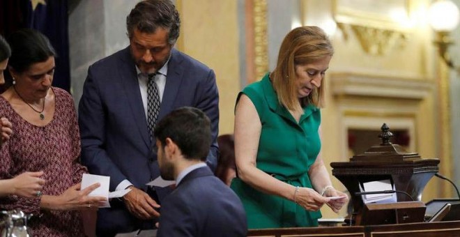 La presidenta del Congreso de los Diputados, Ana Pastor (d), durante el recuento de la votación en el pleno extraordinario del Congreso para elegir el presidente de RTVE. (JUAN CARLOS HIDALGO | EFE)