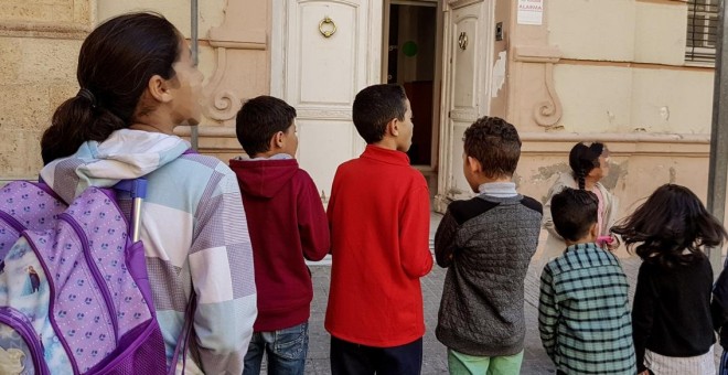 Niños sin escolarizar en Melilla por no tener papeles se concentran frente a la dirección provincial del Ministerio de Educación. / Prodein
